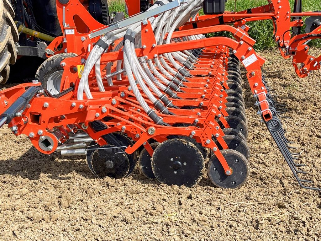 Image 4/5: Kubota clamped CX-II coulter with/without press wheel